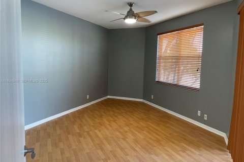 Condo in Pembroke Pines, Florida, 2 bedrooms  № 1994283 - photo 11