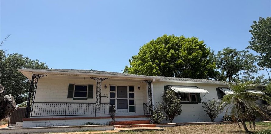 House in Eustis, Florida 2 bedrooms, 156.17 sq.m. № 1725526