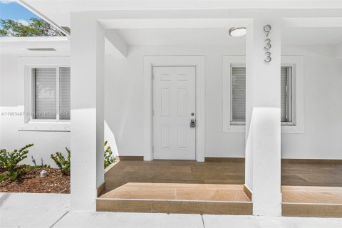 House in Miami, Florida 4 bedrooms, 148.64 sq.m. № 1954419 - photo 4