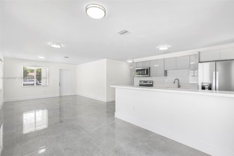 House in Miami, Florida 4 bedrooms, 148.64 sq.m. № 1954419 - photo 7