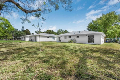 House in Miami, Florida 4 bedrooms, 148.64 sq.m. № 1954419 - photo 24