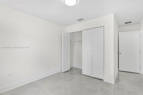 House in Miami, Florida 4 bedrooms, 148.64 sq.m. № 1954419 - photo 16