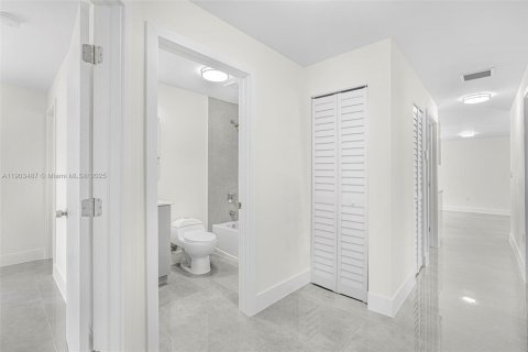 House in Miami, Florida 4 bedrooms, 148.64 sq.m. № 1954419 - photo 17