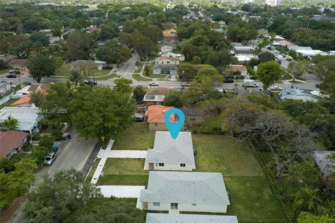 House in Miami, Florida 4 bedrooms, 148.64 sq.m. № 1954419 - photo 30