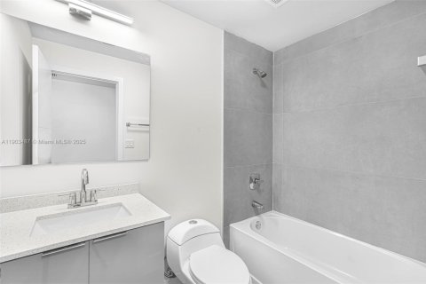 House in Miami, Florida 4 bedrooms, 148.64 sq.m. № 1954419 - photo 19