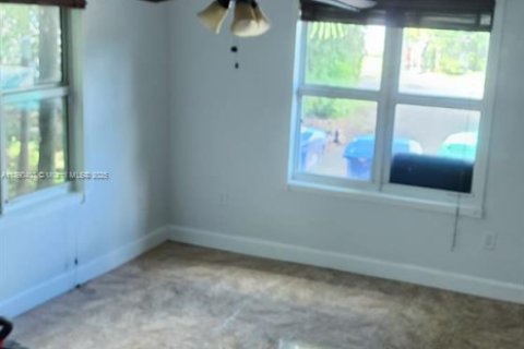 Commercial property in Miami, Florida 286.6 sq.m. № 1944095 - photo 10