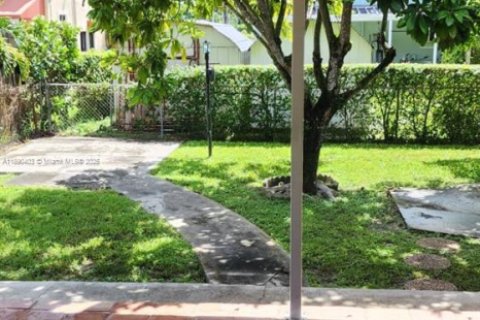 Commercial property in Miami, Florida 286.6 sq.m. № 1944095 - photo 17
