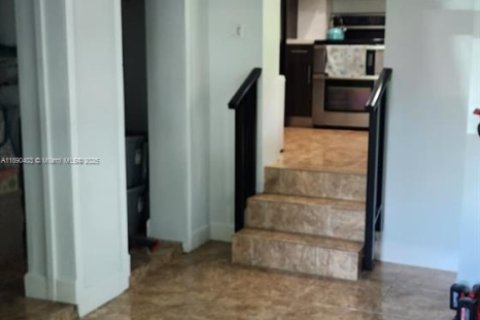 Commercial property in Miami, Florida 286.6 sq.m. № 1944095 - photo 9