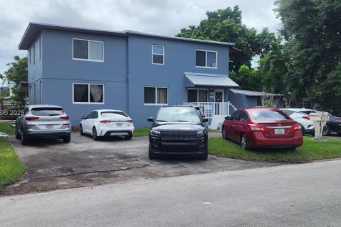 Commercial property in Miami, Florida 286.6 sq.m. № 1944095 - photo 1