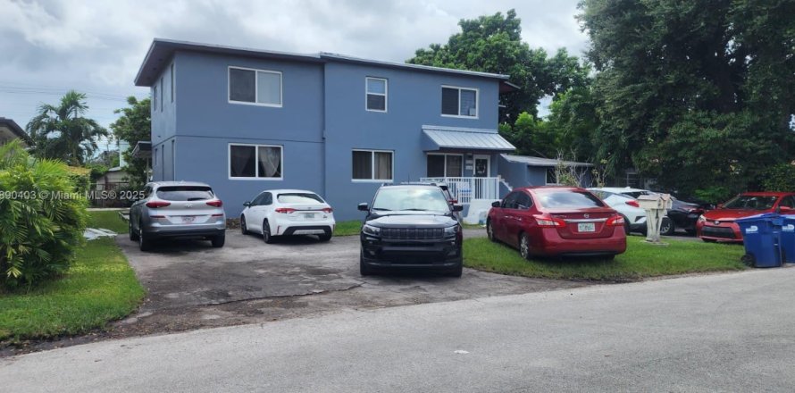Commercial property in Miami, Florida 286.6 sq.m. № 1944095