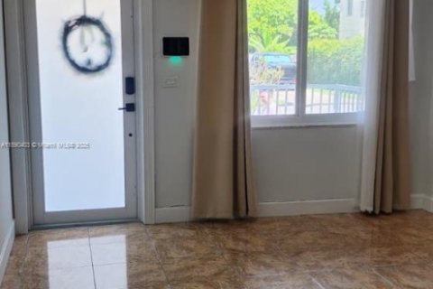 Commercial property in Miami, Florida 286.6 sq.m. № 1944095 - photo 4