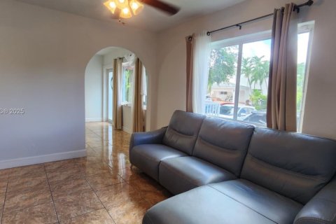 Commercial property in Miami, Florida 286.6 sq.m. № 1944095 - photo 3