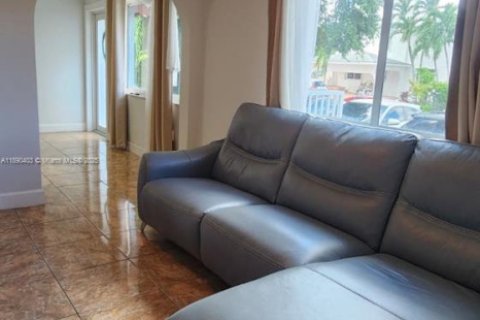 Commercial property in Miami, Florida 286.6 sq.m. № 1944095 - photo 12