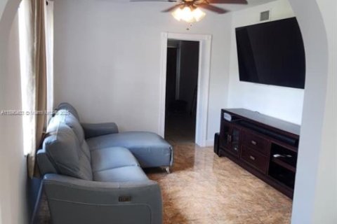 Commercial property in Miami, Florida 286.6 sq.m. № 1944095 - photo 13