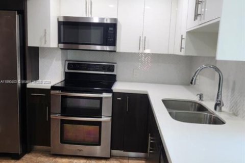 Commercial property in Miami, Florida 286.6 sq.m. № 1944095 - photo 5