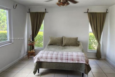 Commercial property in Miami, Florida 286.6 sq.m. № 1944095 - photo 14