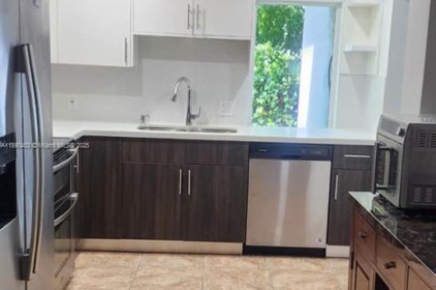 Commercial property in Miami, Florida 286.6 sq.m. № 1944095 - photo 7