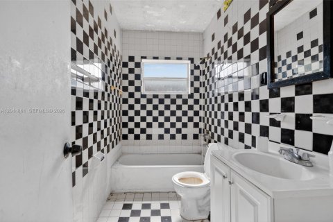 House in Miami, Florida 3 bedrooms, 148.09 sq.m. № 2243065 - photo 16