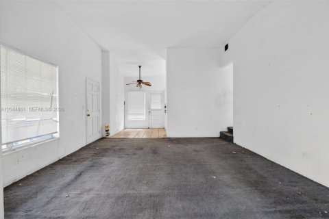 House in Miami, Florida 3 bedrooms, 148.09 sq.m. № 2243065 - photo 6