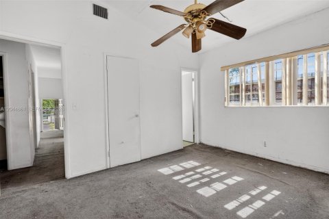House in Miami, Florida 3 bedrooms, 148.09 sq.m. № 2243065 - photo 12