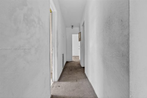 House in Miami, Florida 3 bedrooms, 148.09 sq.m. № 2243065 - photo 11