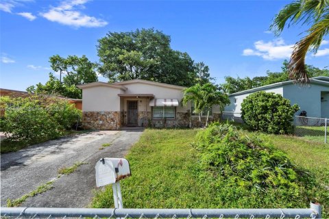 House in Miami, Florida 3 bedrooms, 148.09 sq.m. № 2243065 - photo 2