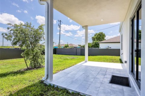 House in Cape Coral, Florida 3 bedrooms, 148.36 sq.m. № 2106331 - photo 29