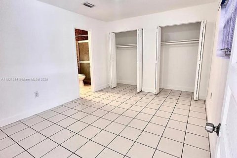 Casa en alquiler en Miami, Florida, 2 dormitorios, 253.62 m2 № 1976143 - foto 4