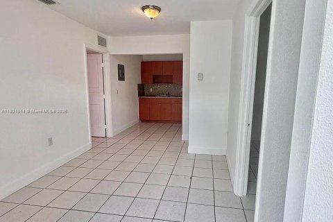 Casa en alquiler en Miami, Florida, 2 dormitorios, 253.62 m2 № 1976143 - foto 3