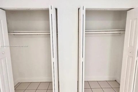 Casa en alquiler en Miami, Florida, 2 dormitorios, 253.62 m2 № 1976143 - foto 5