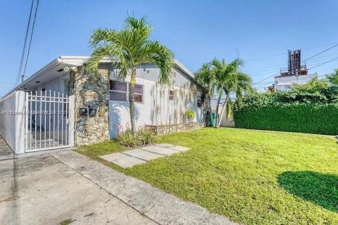 Casa en alquiler en Miami, Florida, 2 dormitorios, 253.62 m2 № 1976143 - foto 8