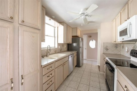 House in Englewood, Florida 2 bedrooms, 112.6 sq.m. № 2391492 - photo 16