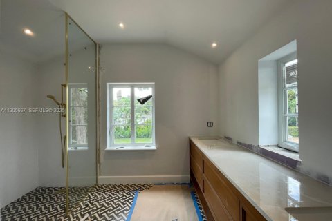 Купить виллу или дом в Корал-Гейблс, Флорида 4 спальни, 274.8м2, № 1956631 - фото 15