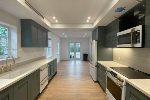 Купить виллу или дом в Корал-Гейблс, Флорида 4 спальни, 274.8м2, № 1956631 - фото 11