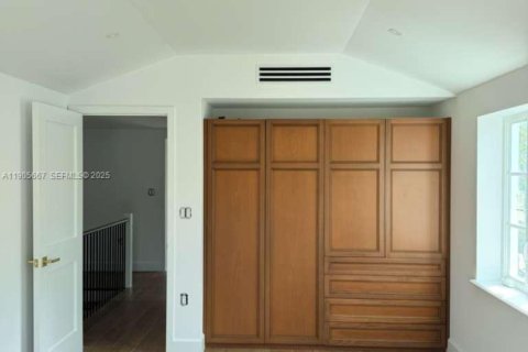 Купить виллу или дом в Корал-Гейблс, Флорида 4 спальни, 274.8м2, № 1956631 - фото 16