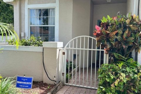 House in Sunrise, Florida 2 bedrooms, 134.89 sq.m. № 2003622