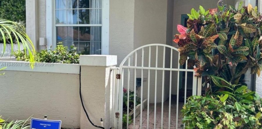 House in Sunrise, Florida 2 bedrooms, 134.89 sq.m. № 2003622