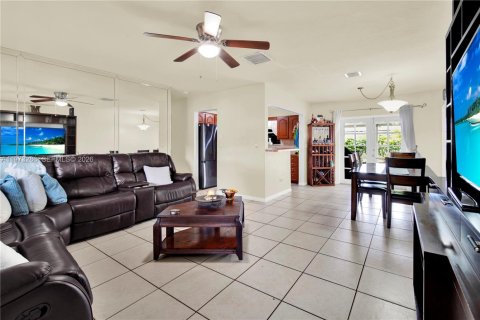 Casa en venta en Pembroke Pines, Florida, 4 dormitorios, 135.27 m2 № 2050388 - foto 5