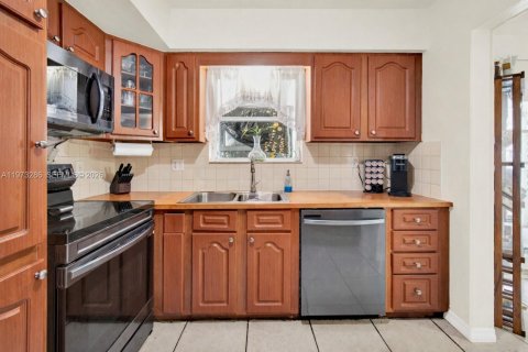 Casa en venta en Pembroke Pines, Florida, 4 dormitorios, 135.27 m2 № 2050388 - foto 9