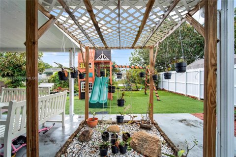 Casa en venta en Pembroke Pines, Florida, 4 dormitorios, 135.27 m2 № 2050388 - foto 24