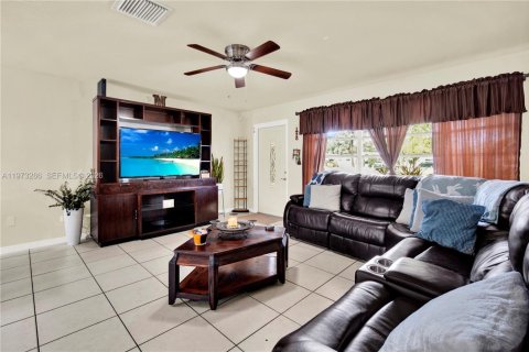 Casa en venta en Pembroke Pines, Florida, 4 dormitorios, 135.27 m2 № 2050388 - foto 4