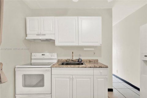 Casa en venta en Pembroke Pines, Florida, 4 dormitorios, 135.27 m2 № 2050388 - foto 15