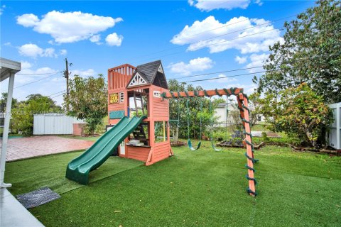 Casa en venta en Pembroke Pines, Florida, 4 dormitorios, 135.27 m2 № 2050388 - foto 25
