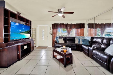 Casa en venta en Pembroke Pines, Florida, 4 dormitorios, 135.27 m2 № 2050388 - foto 3