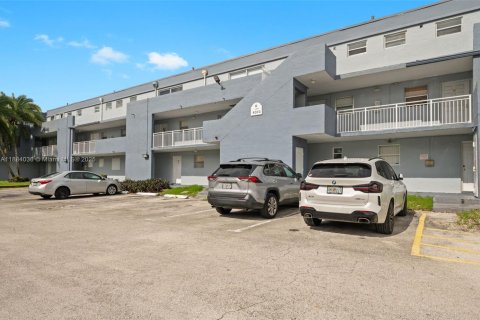 Copropriété à vendre à Miami, Floride: 1 chambre, 104.52 m2 № 1983283 - photo 2