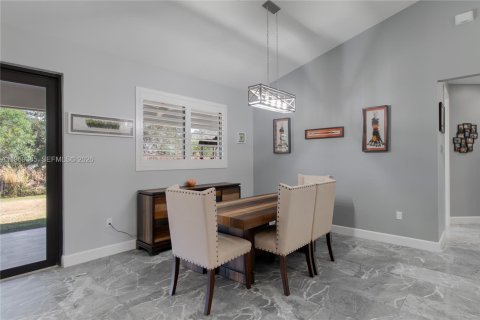 House in Jupiter, Florida 5 bedrooms, 256.97 sq.m. № 2030069 - photo 9