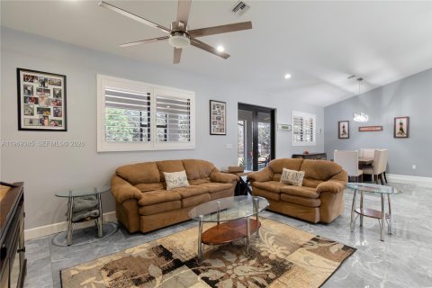 House in Jupiter, Florida 5 bedrooms, 256.97 sq.m. № 2030069 - photo 11