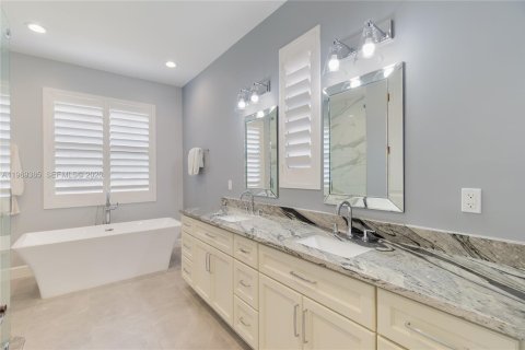 House in Jupiter, Florida 5 bedrooms, 256.97 sq.m. № 2030069 - photo 16