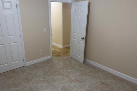House in West Palm Beach, Florida 4 bedrooms, 97.55 sq.m. № 2245778 - photo 13