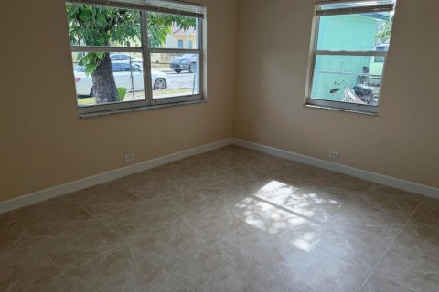 House in West Palm Beach, Florida 4 bedrooms, 97.55 sq.m. № 2245778 - photo 10